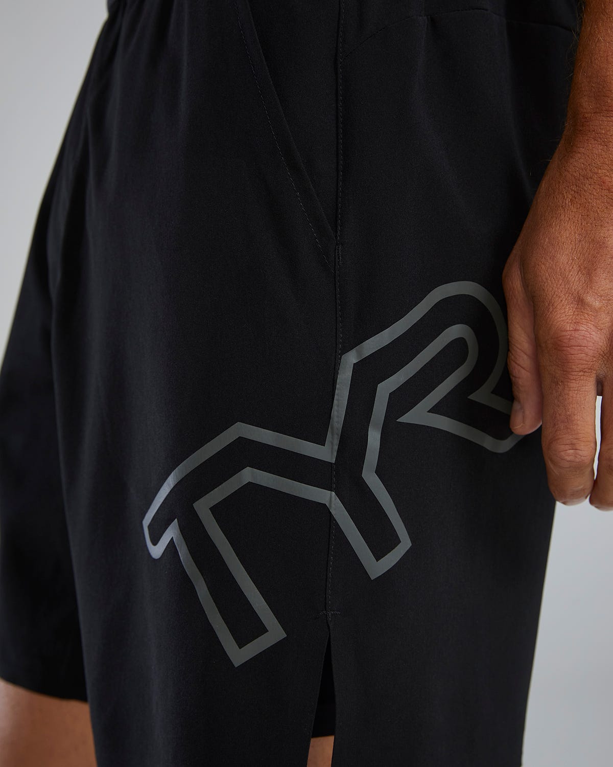  TYR Hydrosphereª Men's Lined 7" Unbroken Big Logo Shorts - Solid
