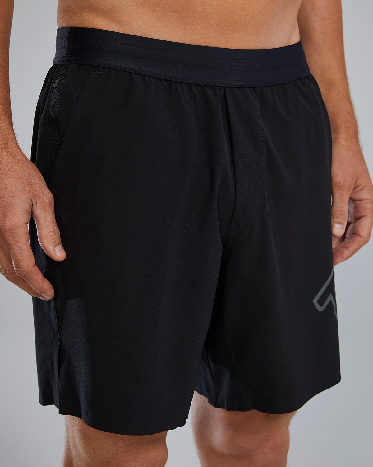  TYR Hydrosphereª Men's Lined 7" Unbroken Big Logo Shorts - Solid
