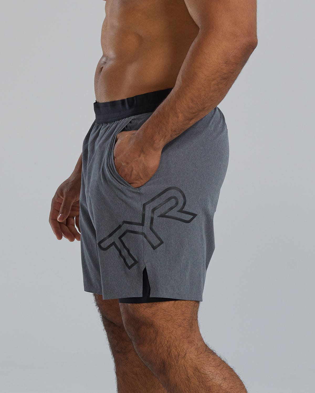  TYR Hydrosphereª Men's Lined 7" Unbroken Big Logo Shorts - Solid