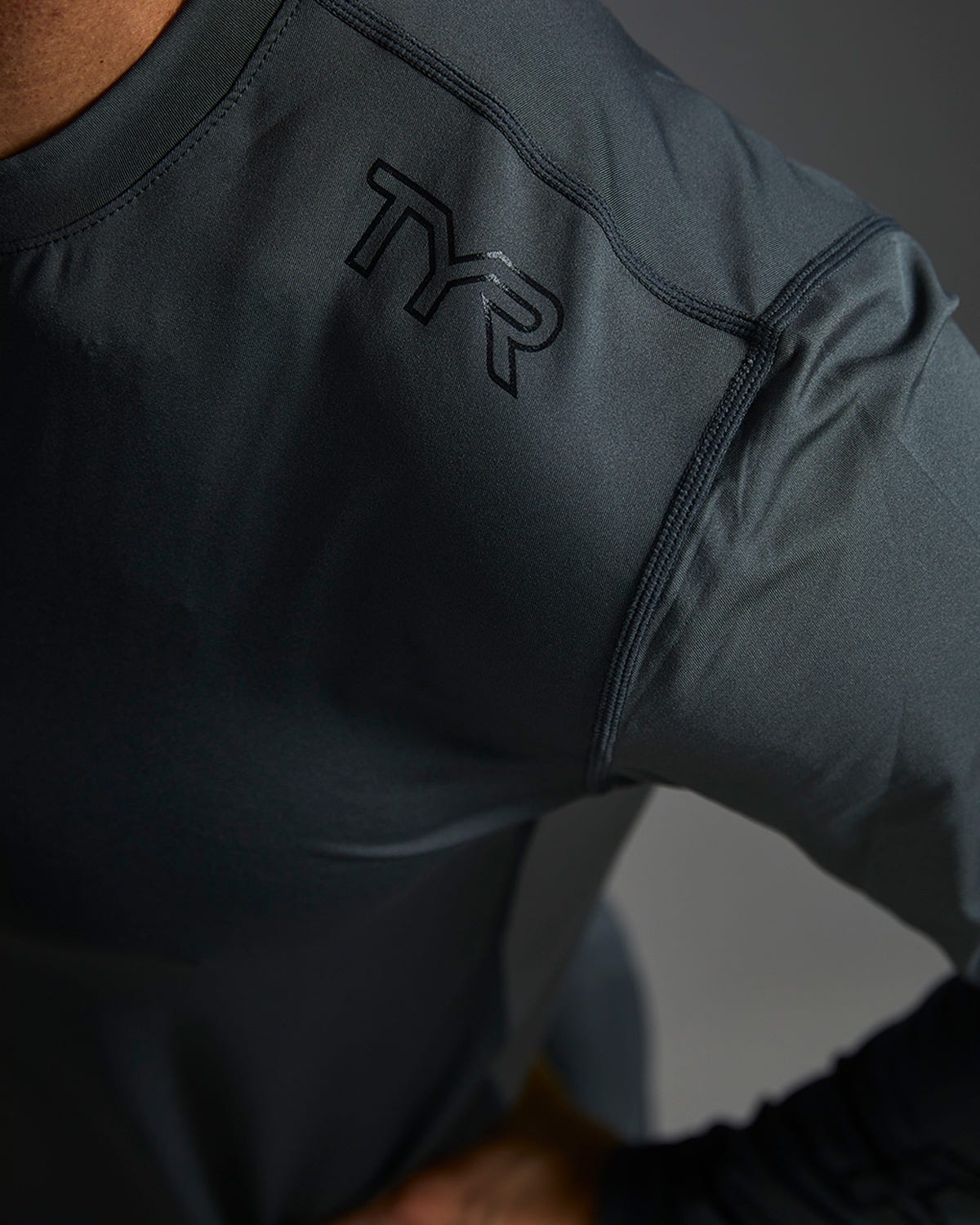  TYR SunDefense™ Men's Vented Long Sleeve Crew Shirt - Solid